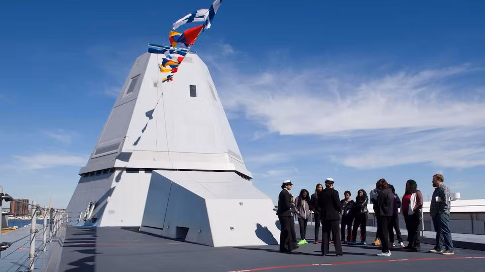 USS Zumwalt được trang bị 2 động cơ Rolls Royce, cho phép tàu di chuyển được với tốc độ tối đa lên tới 55 km/h. Nguồn ảnh: BI.