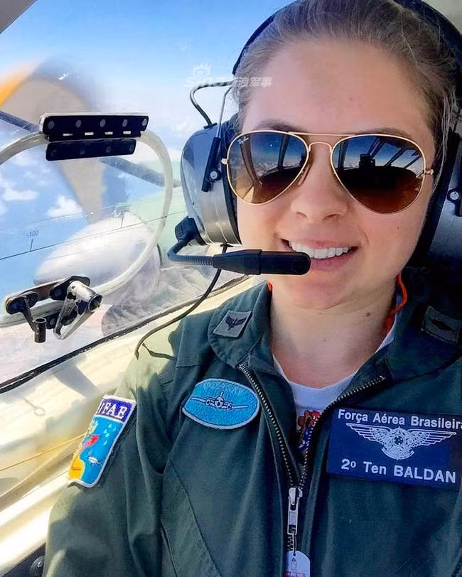 Trong khoá học huấn luyện chiến đấu này, lần đầu tiên trong lịch sử 32 nữ phi công của Brazil đã được ghi danh vào lực lượng chiến đấu thường trực sau khi vượt qua khoá huấn luyện. Nguồn ảnh: Sina.