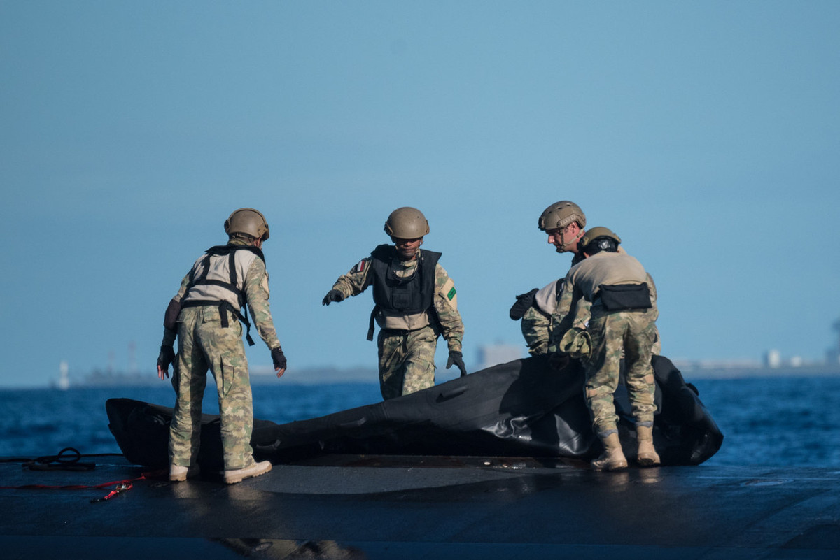 Việc đổ bộ nổi có phần đơn giản hơn nhiều so với đổ bộ từ khoang lặn dưới nước và không phải quốc gia nào cũng có đủ điều kiện để huấn luyện biệt kích hải quân của mình cách thức đổ bộ đặc biệt như vậy. Nguồn ảnh: USnavy.
