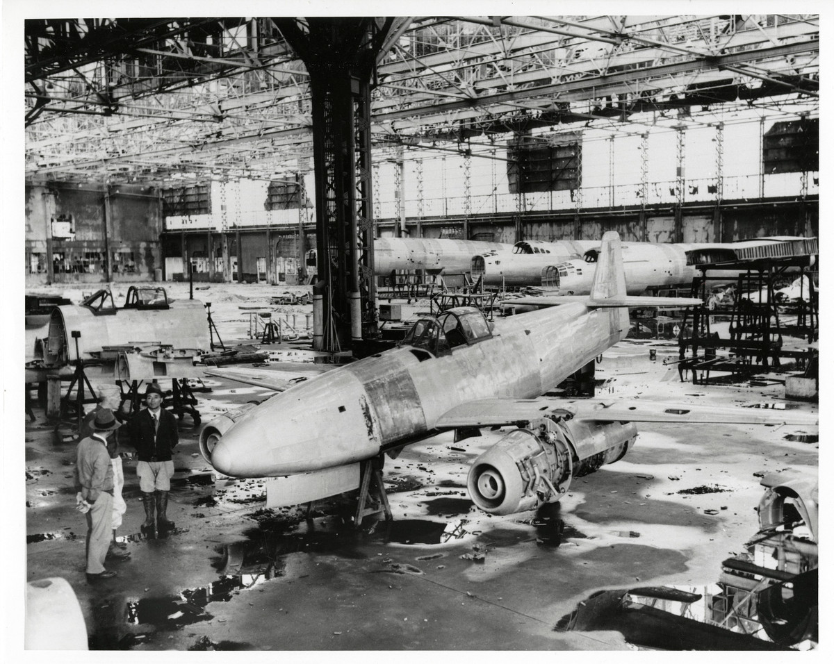 Kiệt tác công nghệ này thậm chí còn được Nhật Bản tính toán phục vụ cho các cuộc tấn công cảm tử Kamikaze. Tuy nhiên, mọi tính toán của Nhật đều đổ vỡ khi nước này phải hứng chịu sức mạnh hạt nhân của Mỹ. Nguồn ảnh: Pinterest.