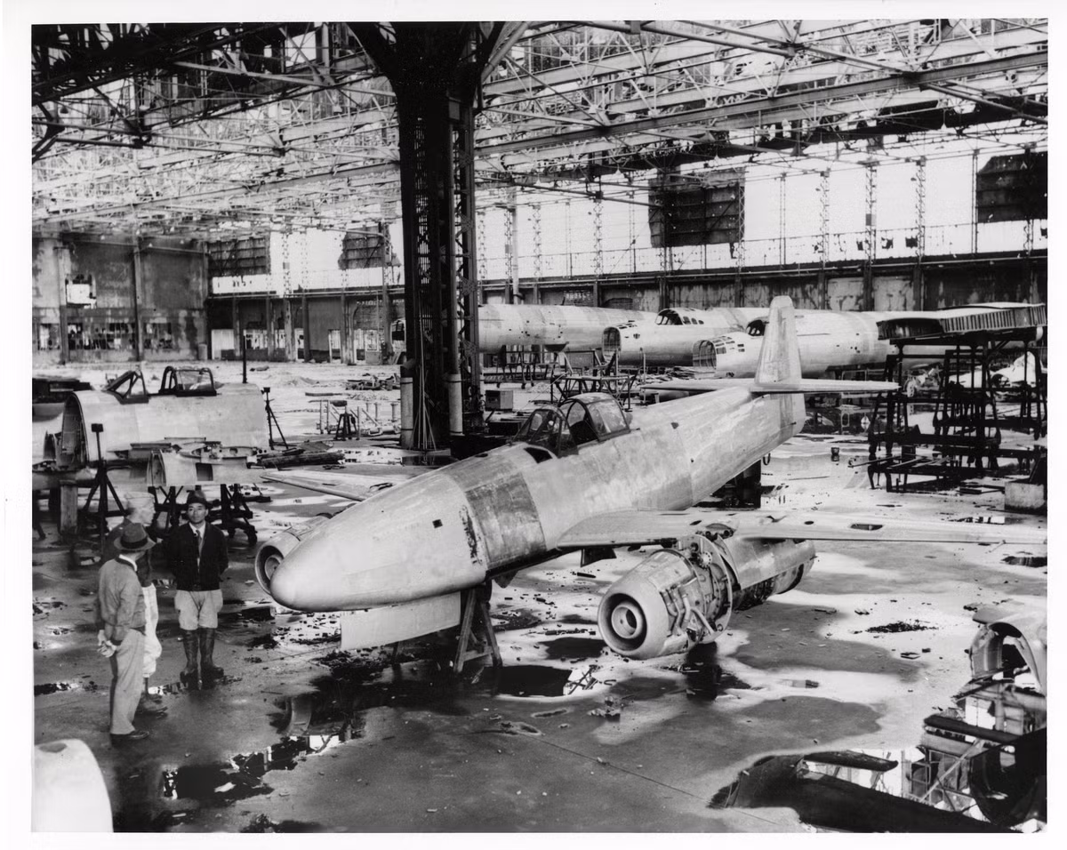 Kiệt tác công nghệ này thậm chí còn được Nhật Bản tính toán phục vụ cho các cuộc tấn công cảm tử Kamikaze. Tuy nhiên, mọi tính toán của Nhật đều đổ vỡ khi nước này phải hứng chịu sức mạnh hạt nhân của Mỹ. Nguồn ảnh: Pinterest.