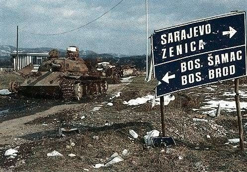 Xe tăng của quân đội Serbia bị bắn cháy trên một bãi chiến trường. Nguồn ảnh: Proboard.