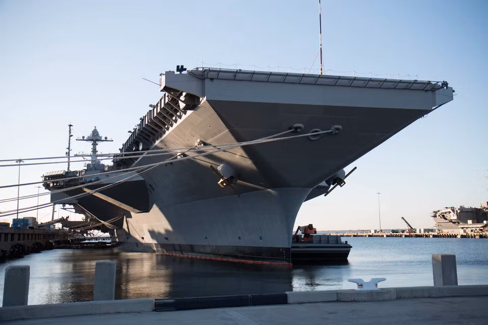 Có độ giãn nước khoảng 100.000 tấn, dài 337 mét, rộng 41 mét và cao 76 mét, tàu sân bay hạt nhân USS Gerald R Ford (CVN-78) hiện đang là lớp tàu sân bay lớn nhất thế giới do hãng đóng tàu Newport News chế tạo cho Hải quân Mỹ. Nguồn ảnh: BI.