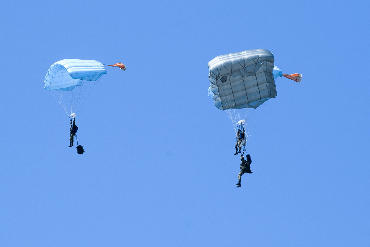Đây là lần đầu tiên, cuộc tập trận Slavic Brotherhood huy động tới cấp trung đoàn đổ bộ đường không ở tất cả các quốc gia tham dự. Việc các nước tham gia huy động nhiều trung đoàn dù tới cuộc tập trận này đã biến Slavic Brotherhood 2018 trở thành cuộc tập trận dù lớn nhất của Nga trong năm nay. Nguồn ảnh: Milru.