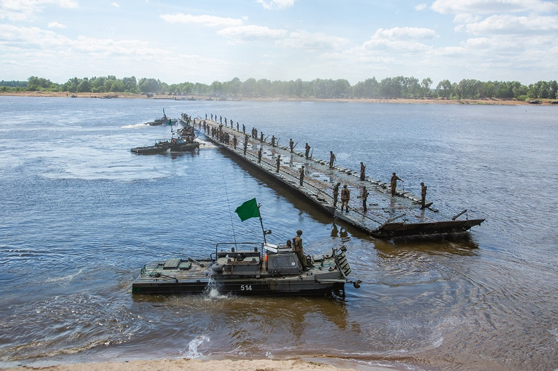 Cầu phao tự hành dã chiến được dựng lên chỉ sau ít phút trước khi cuộc "di tản" của phương tiện thiết giáp hạng nặng bắt đầu được diễn ra một cách ồ ạt. Nguồn ảnh: Fotorepor.