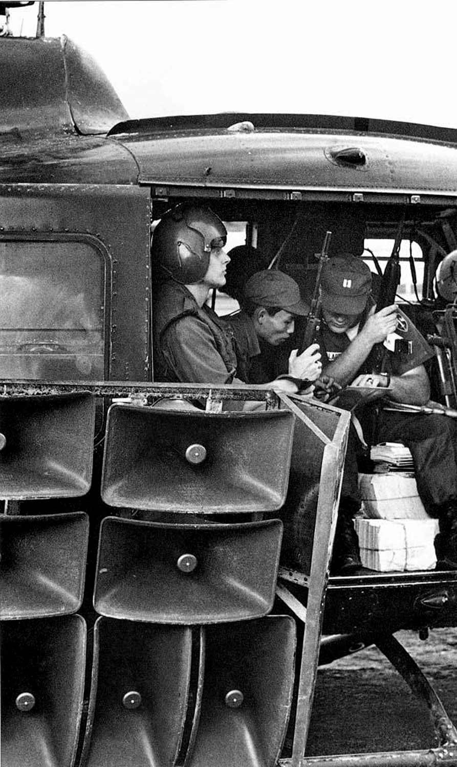 Năm 1970, Mỹ thậm chí còn ghi âm lại một đoạn băng tiếng gầm của hổ trong vườn thú ở Bangkok, Thái Lan và phát trên núi Bà Đen bằng dàn loa công suất lớn, sau đó tuyên truyền rằng đó là "ông ba mươi" tấn công những người lính du kích trốn trên núi Bà Đen. Nguồn ảnh: Univer.