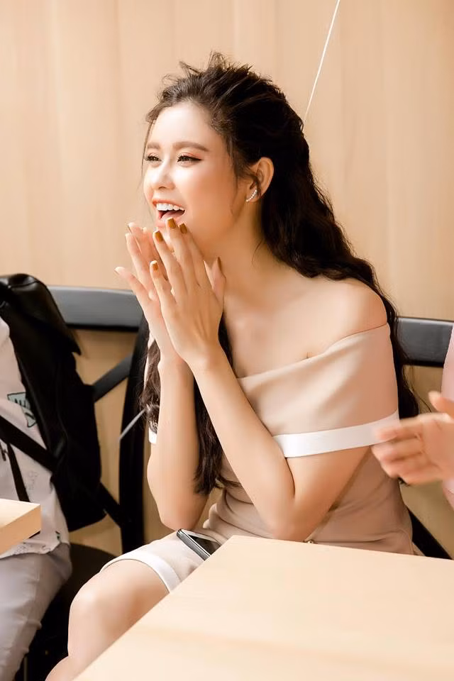 "Sau cơn mưa trời sẽ nắng lại. Cũng giống như chẳng ai buồn mãi...chỉ vì một câu chuyện. Dù là câu chuyện ngắn...hay dài..."