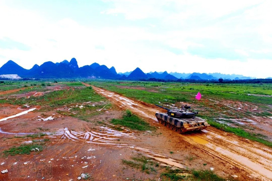 Ngoài ra, trong biên chế của Lục quân Trung Quốc còn có sự góp mặt của các loại xe tăng khác bao gồm loại Type 79 khoảng 300 chiếc, Type 63 khoản 800 chiếc, Type 59 khoảng... 2500 chiếc và những chiếc Type 99. Nguồn ảnh: Sina.