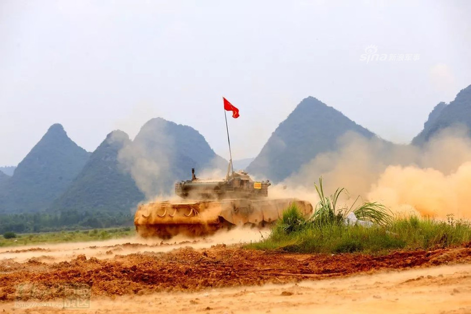Trong số các loại xe tăng Type 96 đang phục vụ trong biên chế Quân đội Trung Quốc thì biến thể Type 96A có số lượng đông đảo nhất lên tới 1.100 đơn vị tương đương với khoảng 36 tiểu đoàn. So với Type 96 phiên bản gốc, Type 96A được làm vát cạnh phần tháp pháo để tăng khả năng phòng vệ của xe tăng. Nguồn ảnh: Sina.