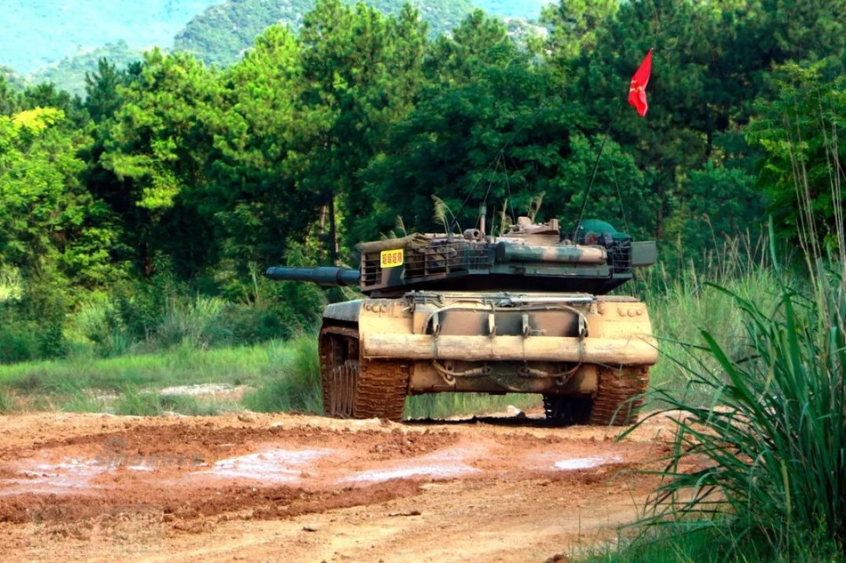 Dù không có số liệu chính thức từ phía Quân đội Trung Quốc, tuy nhiên qua những gì mà Type 96B có thể làm được, nhiều chuyên gia quân sự quốc tế cho rằng chiếc xe tăng này phải có động cơ công suất từ 1000 tới 1200 mã lực trở lên. Nguồn ảnh: Sina.