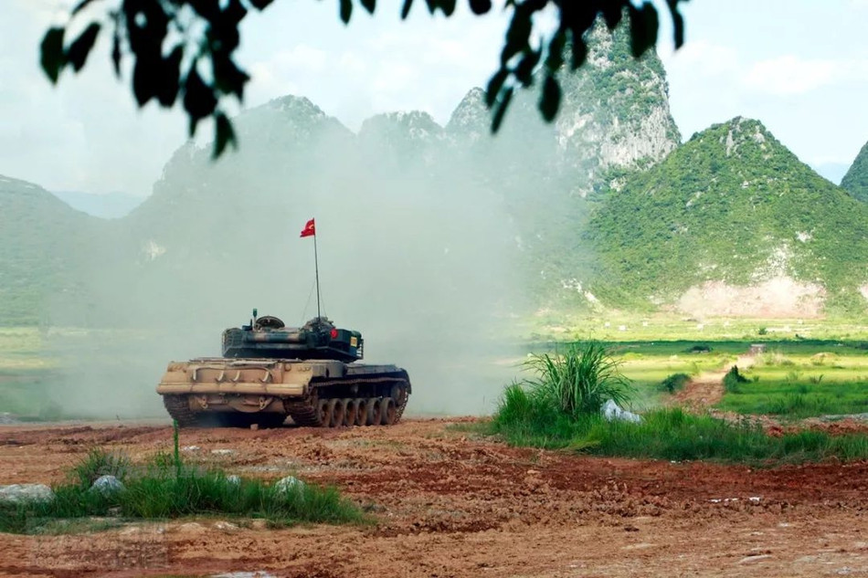 Phiên bản Type 96B này được coi là có hệ thống kiểm soát hoả lực nâng cấp hơn nhiều so với phiên bản trước, hệ thống hộp số mới, hệ thống treo được thiết kế lại kèm theo đó là nâng cấp đáng kể về hệ thống máy tính và giao tiếp liên lạc. Nguồn ảnh: Sina.