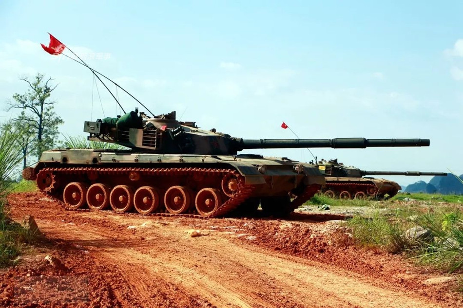 Rõ ràng, bộ binh Trung Quốc dù đã bỏ lối đánh theo kiểu biển người, tiến lên hiện đại hoá. Tuy nhiên khi cần, các lực lượng tăng thiết giáp của nước này vẫn thừa sức đánh theo kiểu "biển xe tăng" - một chiến thuật mà xưa nay chỉ Liên Xô mới dám thực hiện trong Chiến tranh Thế giới thứ hai. Nguồn ảnh: Sina.