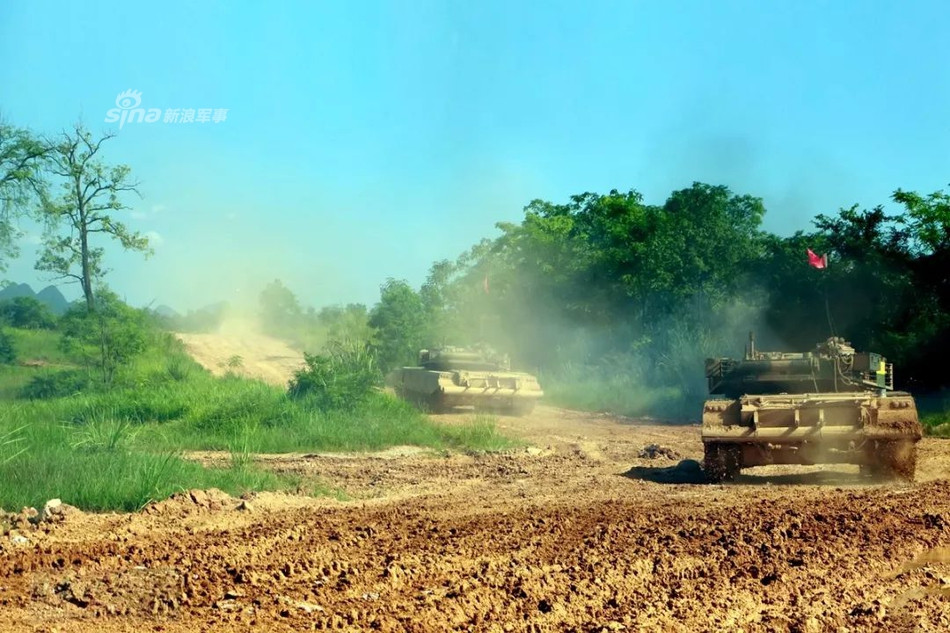 Với khả năng sản xuất công nghiệp vượt trội ngày nay và trình độ khoa học kỹ thuật ngày càng cao, Trung Quốc rõ ràng đang trở thành một thế lực quân sự đáng gờm và nếu nghi ngờ về chất lượng của xe tăng Trung Quốc thì hãy nhìn vào số lượng kinh hoàng của chúng. Nguồn ảnh: Sina.