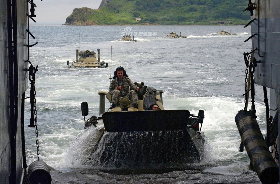 Giống các loại thiết giáp lội nước khác, thiết giáp BTR-82A được trang bị một tấm cản nước ở phía trước, có thể mở ra khi xuống nước để cản sóng đánh ngập xe. Mặc dù vậy, BTR-82A cũng không thể hoạt động được trong điều kiện sóng lớn. Nguồn ảnh: Sina.