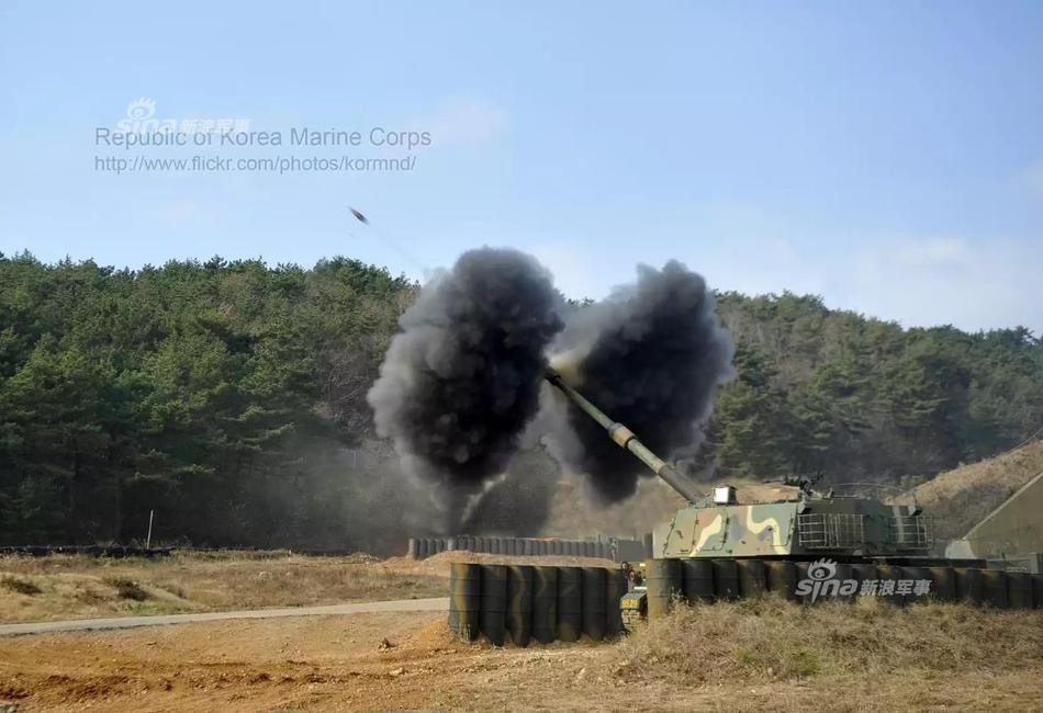 K9 Thunder là tổ hợp pháo tự hành do Hàn Quốc tự nghiên cứu và phát triển, nó có trọng lượng 47 tấn, tốc độ tối đa lên tới 65 km/h và có tầm bắn tối đa (khi sử dụng đạn tăng tầm) lên tới 40 km. Nguồn ảnh: Sina.