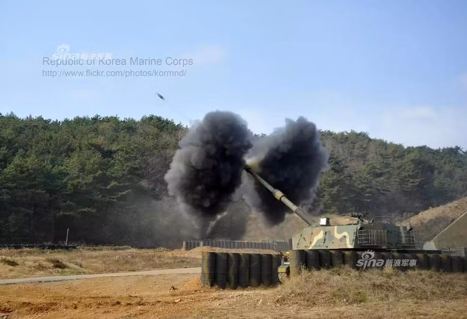 K9 Thunder là tổ hợp pháo tự hành do Hàn Quốc tự nghiên cứu và phát triển, nó có trọng lượng 47 tấn, tốc độ tối đa lên tới 65 km/h và có tầm bắn tối đa (khi sử dụng đạn tăng tầm) lên tới 40 km. Nguồn ảnh: Sina.