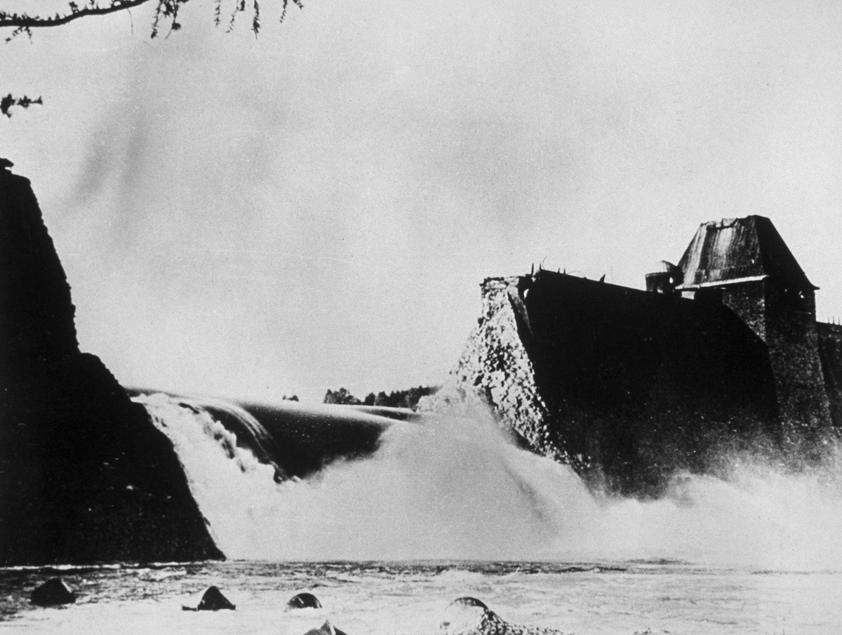 Tới khi kết thúc chiến tranh, chính người Anh lại dựa vào luận điệu này để cáo buộc ngược lại các tướng lĩnh Đức vi phạm tội ác chiến tranh khi trong Trận Chiến Berlin, để chống lại bước tiến của Liên Xô, Đức đã tự phá đập để nước tràn vào hệ thống tàu điện ngầm ở Berlin. Nguồn ảnh: History.