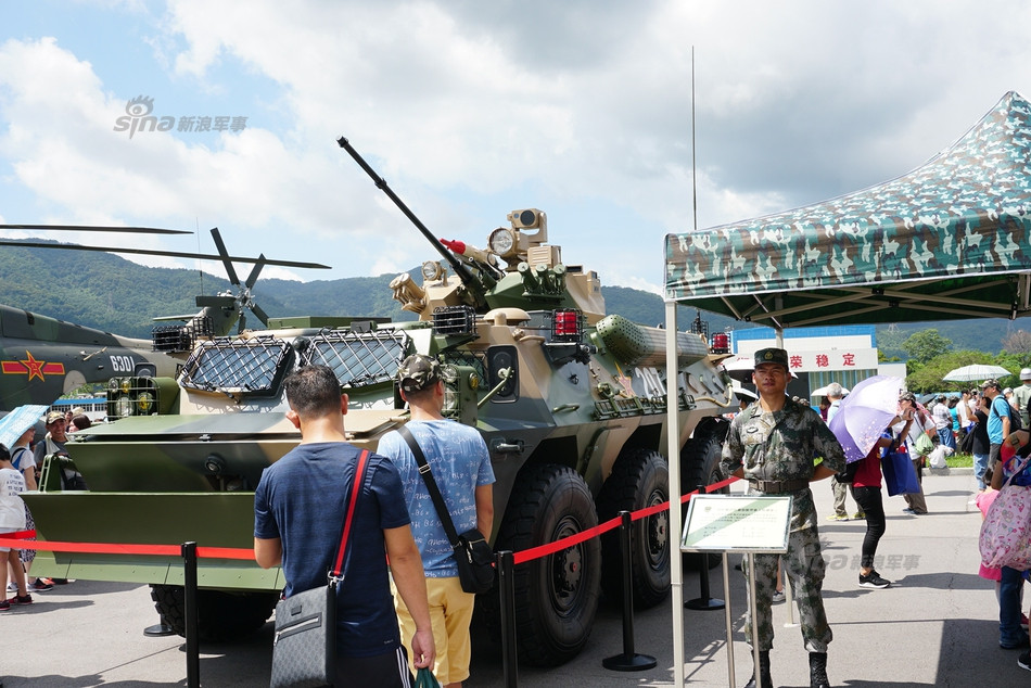 Vào buổi trưa ngày 30/6, dù trời mưa to nhưng người dân vẫn tấp nập tham gia cuộc triển lãm. Nguồn ảnh: Sina.