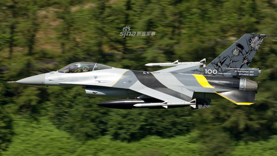 Kể từ năm 2012 tới nay, do đã quá cũ, các chiến đấu cơ F-16 của Bỉ bắt đầu dần gặp trục trặc, dẫn tới nhiều vụ tai nạn nghiêm trọng. Theo thống kê, từ năm 2012 tới hết năm 2017, Bỉ đã mất 10 chiếc F-16 do tai nạn, giảm số lượng F-16 sẵn sàng chiến đấu của nước này xuống còn 54 chiếc. Nguồn ảnh: Sina.