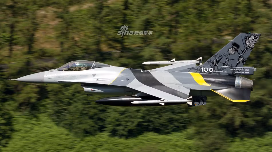 Kể từ năm 2012 tới nay, do đã quá cũ, các chiến đấu cơ F-16 của Bỉ bắt đầu dần gặp trục trặc, dẫn tới nhiều vụ tai nạn nghiêm trọng. Theo thống kê, từ năm 2012 tới hết năm 2017, Bỉ đã mất 10 chiếc F-16 do tai nạn, giảm số lượng F-16 sẵn sàng chiến đấu của nước này xuống còn 54 chiếc. Nguồn ảnh: Sina.