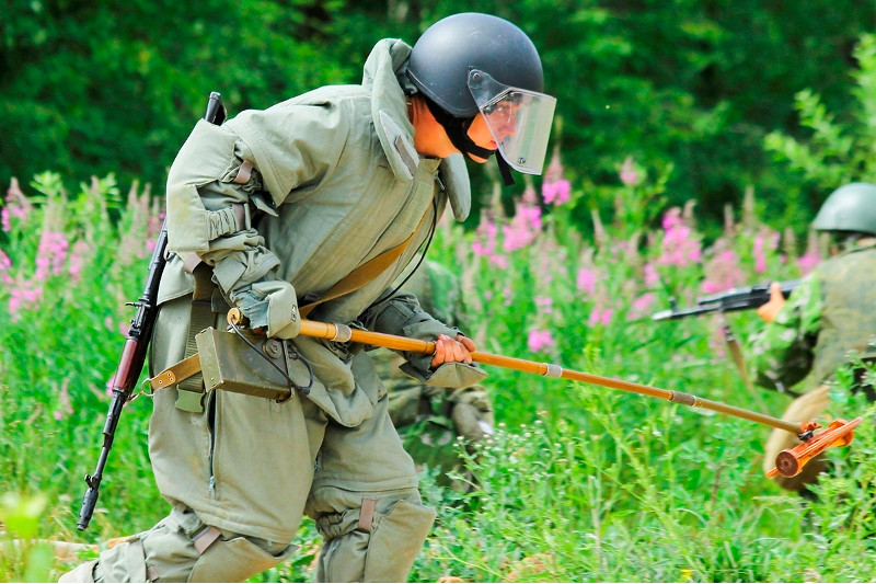 Công binh rà phá bom mìn. Nguồn ảnh: Fotoreport.