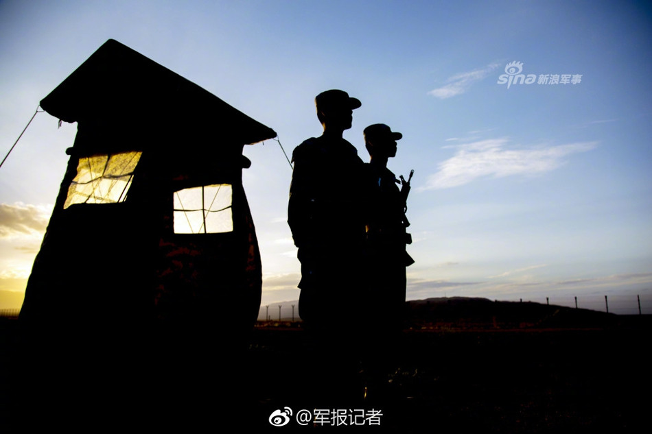 Theo đó, các đơn vị phòng không Trung Quốc với tên lửa phòng không tầm xa S-300PMU1 đã thực hiện một loạt các bài diễn tập đánh chặn các mục tiêu bay tầm thấp giả định (UAV) với đạn tên lửa đất đối không, trên sa mạc Gobi trong trung tuần tháng 7 vừa qua. Được biết, đơn giá của mỗi quả đạn tên lửa S-300 lên đến hơn 1 triệu USD. Nguồn ảnh: Sina. Theo đó, các đơn vị phòng không Trung Quốc với tên lửa phòng không tầm xa S-300PMU1 đã thực hiện một loạt các bài diễn tập đánh chặn các mục tiêu bay tầm thấp giả định (UAV) với đạn tên lửa đất đối không, trên sa mạc Gobi trong trung tuần tháng 7 vừa qua. Được biết, đơn giá của mỗi quả đạn tên lửa S-300 lên đến hơn 1 triệu USD. Nguồn ảnh: Sina.