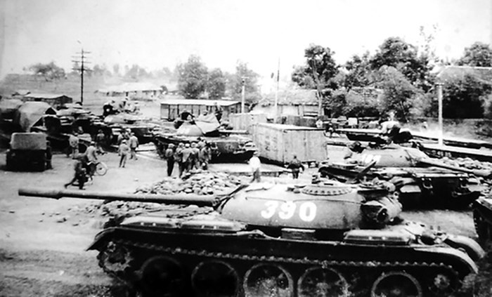 Hình ảnh lịch sử của chiếc xe tăng số hiệu 390 tại ga Vinh trong quá trình được vận chuyển vào Nam bằng đường sắt. Nguồn ảnh: QĐND.