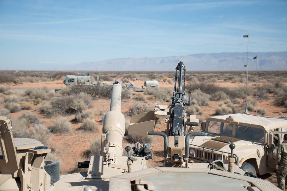 Động cơ của Abrams cũng khoẻ hơn dù nó nặng hơn nhiều so với xe tăng Nga. Ví dụ như ở phiên bản T-90 của Nga, dù chỉ nặng chưa tới 50 tấn nhưng T-90 lại được trang bị động cơ tối đa chỉ có 1130 mã lực - nghĩa là tỷ số kéo cho mỗi tấn tối đa trên chiếc T-90A chỉ là 20,4 sức ngựa. Nguồn ảnh: BI.