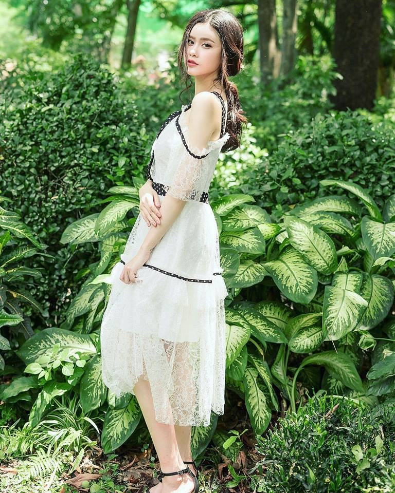 Chia sẻ hình ảnh này, nữ ca sĩ kiêm diễn viên ẩn ý:"Bạn sẽ không bao giờ biết được mình mạnh mẽ thế nào cho đến khi...mạnh mẽ trở thành sự lựa chọn duy nhất của bạn".