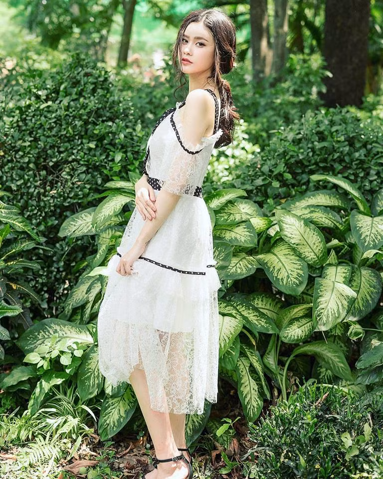 Chia sẻ hình ảnh này, nữ ca sĩ kiêm diễn viên ẩn ý:"Bạn sẽ không bao giờ biết được mình mạnh mẽ thế nào cho đến khi...mạnh mẽ trở thành sự lựa chọn duy nhất của bạn".