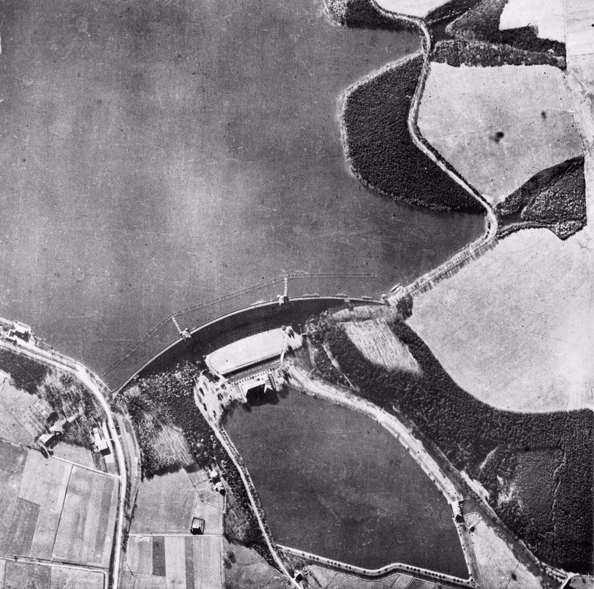 Do đập các đập nước này được bảo vệ cực kỳ nghiêm ngặt bằng lực lượng phòng không dày đặc, một kỹ thuật ném bom mới đã được Không quân Anh thử nghiệm và đưa vào sử dụng, gọi là kỹ thuật ném bom lia thia. Nguồn ảnh: Wiki.