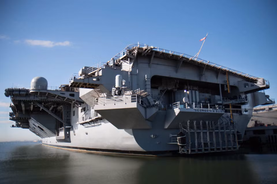 Giống như nhiều lớp tàu sân bay trước đó của Hải quân Mỹ phía sau của tàu sân bay USS Gerald R. Ford với cửa hậu cho phép nó triển khai được cả các loại phương tiện lội nước. Nguồn ảnh: BI.