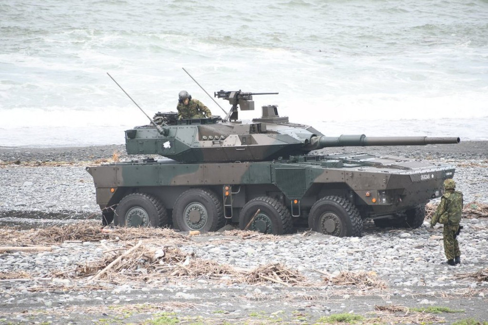 Pháo tự hành Type 16 do Mitsubishi sản xuất được đổ xuống bãi biển từ tàu đệm khí. Hiện tại Nhật Bản đang có tổng cộng 69 khẩu pháo tự hành bánh lốp loại này. Ngoài ra, nước này cũng vừa đặt hàng thêm 30 tổ hợp pháo tự hành Type 16 trong tương lai. Nguồn ảnh: Sina.