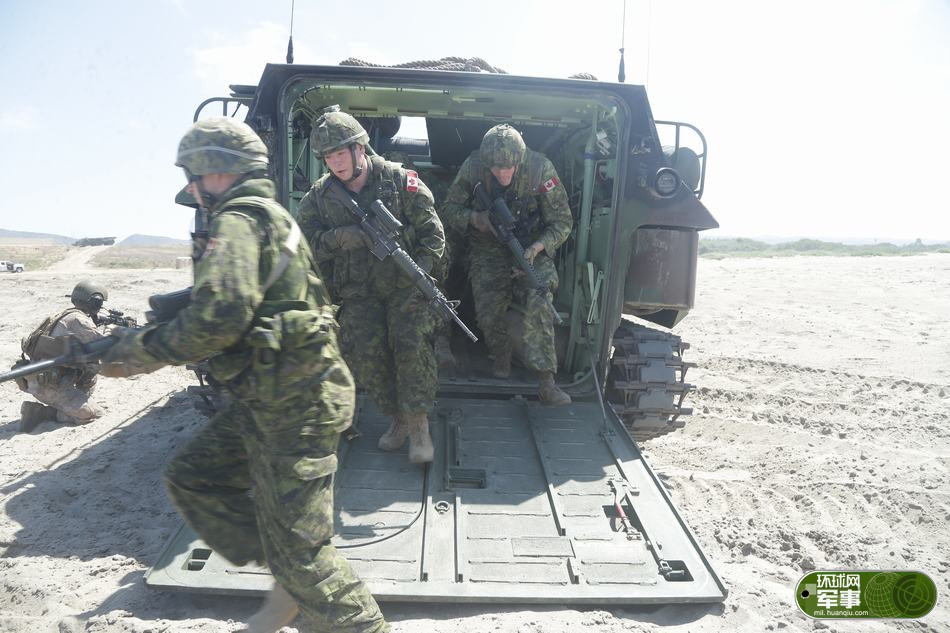 Được biết, Canada là một trong những đồng minh lâu đời nhất của nước Mỹ kể từ khi quốc gia này lập quốc cho tới nay và luôn sát cánh cùng Quân đội Mỹ trong nhiều cuộc chiến. Các phương tiện thiết giáp chở quân loại AAV-7 của Thuỷ quân Lục chiến Canada tràn lên bờ biển. Nguồn ảnh: Junshi.