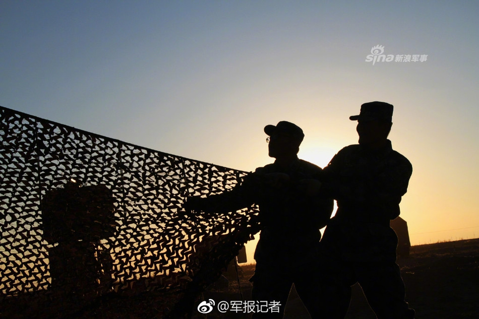 Lính tên lửa Trung Quốc chuẩn bị cho trận địa phóng ở sa mạc Gobi. Nguồn ảnh: Sina.