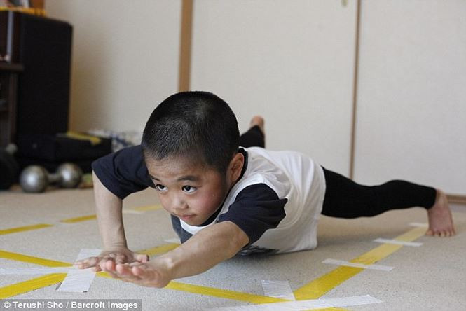 Khác với bạn bè cùng trang lứa, Ryusei bỏ qua những thú vui tuổi thơ để tập trung vào võ thuật.