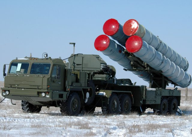4 tiểu đoàn tên lửa S-400 theo biên chế kiểu Nga sẽ bao gồm 12 đơn vị xe phóng di động, có khả năng bắn hạ máy bay chiến đấu thế hệ 5 và tên lửa hành trình của đối phương ở khoảng cách tối đa 200 km. Nguồn ảnh: RTBH.