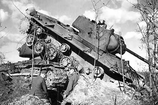 Hình ảnh mô tả sự ác liệt của chiến trường Kursk với hai chiếc xe tăng Liên Xô nằm đè lên nhau sau khi bị Đức quốc xã tiêu diệt. Nguồn ảnh: Archive.