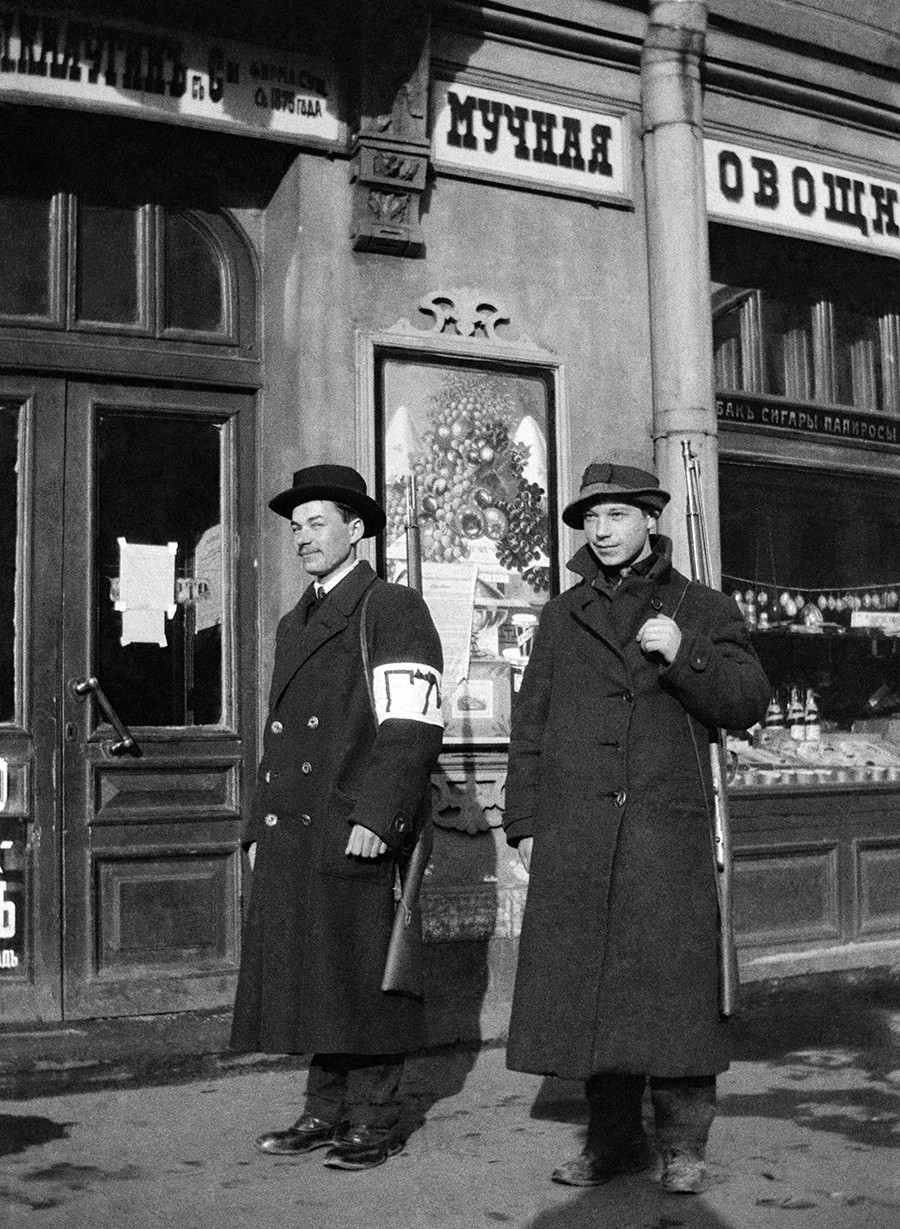 Sau cuộc thoái vị của Vua Nicolas II vào tháng 2/1917, những người cách mạng đã đốt cháy trụ sở cảnh sát. Chính phủ lâm thời trong thời gian này đã tự thành lập một lực lượng cảnh sát riêng của mình để phục vụ công cuộc cách mạng. Đây là lúc quy mô của các lực lượng cảnh sát ở Nga được tăng lên đáng kể dù họ vẫn là một đội quân có phần "hỗn tạp" và "không có nghiệp vụ bài bản". Nguồn ảnh: RBTH.