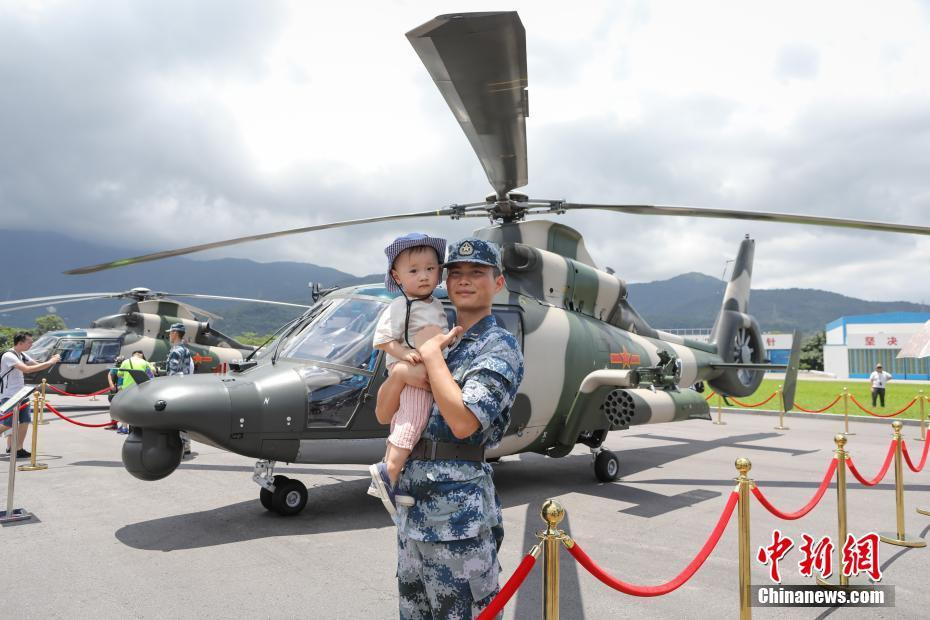 Quân nhân được khuyến khích đưa người nhà tới tham quan cuộc triển lãm này. Nguồn ảnh: Sina.