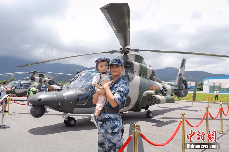 Quân nhân được khuyến khích đưa người nhà tới tham quan cuộc triển lãm này. Nguồn ảnh: Sina.