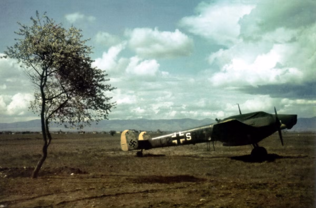 Do có trọng tải lớn, động cơ được nâng cấp liên tục nên hệ thống vũ khí mà Bf 110 có thể mang theo cũng liên tục được nâng cấp để có sức công phá càng ngày càng lớn hơn. Ví dụ như ở phiên bản đầu, Bf 110 chỉ mang theo được tối đa 2 khẩu pháo 20mm nhưng tới phiên bản G, Bf 110 đã mang được pháo cỡ nòng tới 30mm kèm theo bốn khẩu MG 81 cỡ nòng 7,92 tốc độ bắn cực nhanh. Nguồn ảnh: Docoment.