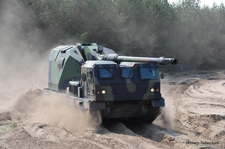 Tốc độ bắn 6 phát/1 phút với tầm bắn tối đa 40km và có thể lên đến 56km nếu sử dụng đạn pháo tăng tầm. Ảnh: military-today.