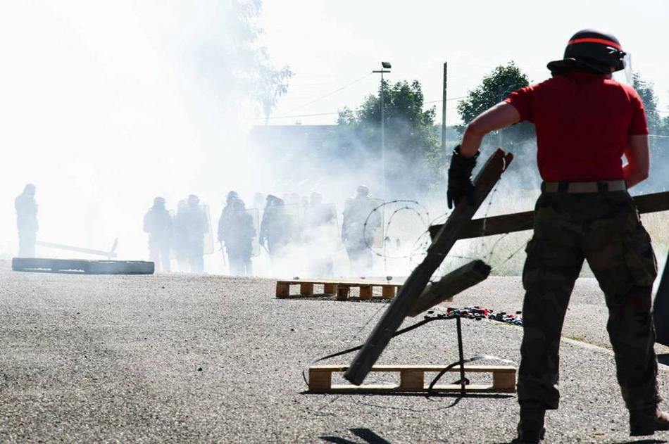 Theo kịch bản, đám đông quá khích sẽ dựng chướng ngại vật trên đường để ngăn cản giao thông cũng như để cản đường tiếp cận của lực lượng thi hành pháp luật. Nguồn ảnh: Sina.