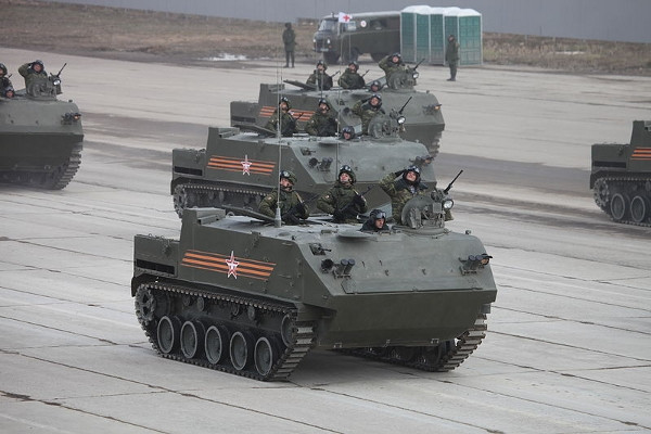 Có trọng lượng chỉ 12 tấn, loại thiết giáp chở quân này có khả năng mang theo tối đa tới 13 lính cùng đầy đủ trang thiết bị của mình chưa tính kíp điều khiển bao gồm hai người. Nguồn ảnh: Newsmil.