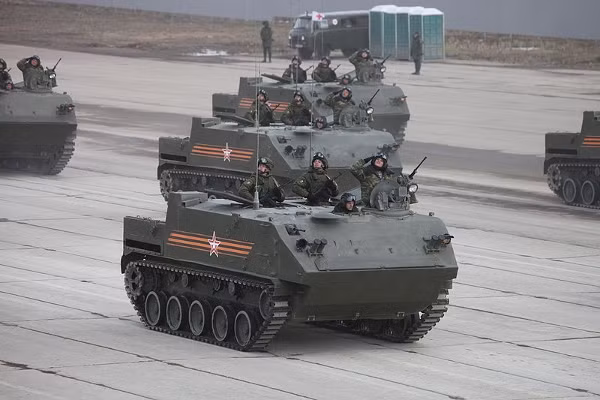 Có trọng lượng chỉ 12 tấn, loại thiết giáp chở quân này có khả năng mang theo tối đa tới 13 lính cùng đầy đủ trang thiết bị của mình chưa tính kíp điều khiển bao gồm hai người. Nguồn ảnh: Newsmil.