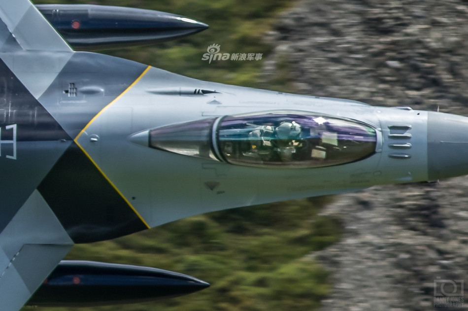 Năm 1979, Không quân Bỉ nhận những chiếc F-16 đầu tiên phiên bản F-16 A/B. Những chiến đấu cơ F-16 này phục vụ trong Không quan Bỉ tới năm 2005 thì bắt đầu bị "bán tống bán tháo" và bị loại biên liên tục do quá cũ. Nguồn ảnh: Sina.