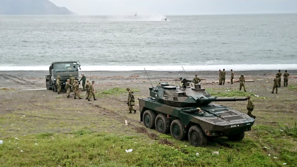 Khác với các loại tàu đổ bộ há mồm khác, tàu đổ bộ đệm khí LCAC có thể tiến sâu vào bên trong đất liền để đổ quân, tránh tình trạng phương tiện hạng nặng của Nhật bị mắc kẹt ngoài bãi biển do có trọng tải lớn và nền đất yếu. Nguồn ảnh: Sina.