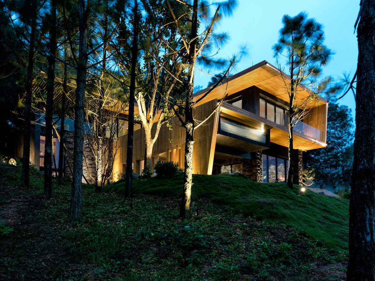 Ngôi nhà mất hơn một năm thi công, với tổng diện tích sử dụng là 460 m2. Ngôi nhà mất hơn một năm thi công, với tổng diện tích sử dụng là 460 m2.