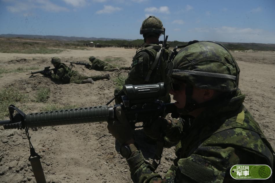 Giống với những chiến thuật đổ bộ đường biển cổ xưa, đầu tiên hoả lực hạng nặng sẽ cầy nát các điểm phòng thủ của đối phương trên bãi biển, sau đó thiết giáp lội nước đưa binh lính tiến vào, giải toả vùng bờ biển. Nguồn ảnh: Junshi.